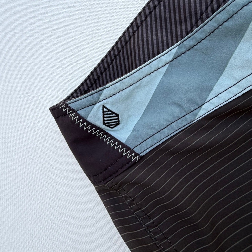 Volcom Mod-Tech Board Shorts Mens 38 Black Blue Striped Repreve Surf Boardshorts - Picture 4 of 7